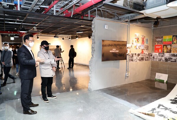 고영권  정무부지사는 6일 예술공간 이아 갤러리를 찾아 관계자들을 격려하고 참여작가들의 의견을 청취했다.사진/제주특별자치도