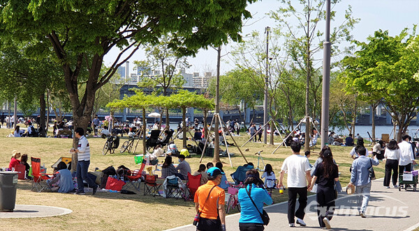 초여름 날씨의 4월 마지막 휴일을 맞아 한강공원으로 많은 시민들이 나와 코로나19 스트레스를 풀며 휴일을 즐기고 있다.  사진/강종민 기자