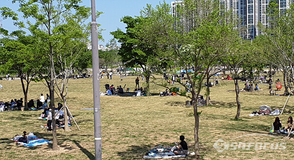 휴일인 25일 반포 한강공원을 찾은 시민들이 나무 그늘 아래에서 휴식을 취하고 있다.  사진/강종민 기자