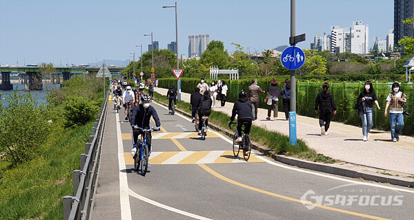 자전거 도로도 가족 단위 자전거 라이딩하는 시민들로 붐비는 모습이다.   사진/강종민 기자