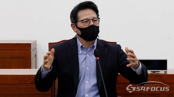 정병국 전 의원이 12일 오전 서울 여의도 국회에서 열린  국민의힘 초선모임 '명불허전 보수다'에서 강연을 하고 있다. 사진 / 권민구 기자