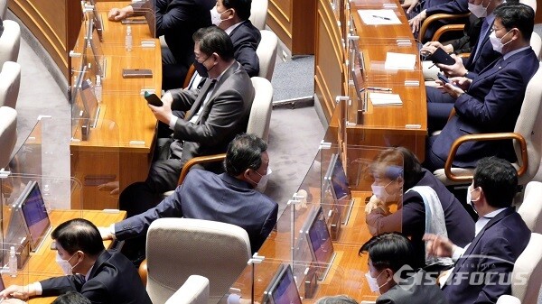 김부겸 국무총리 후보자의 임명동의안 처리를 위한 13일 오후 서울 여의도 국회에서 열린 국회 본회의에 의원들이 참석해 자유롭게 대화와 핸드폰을 보고 있다. 사진 / 권민구 기자