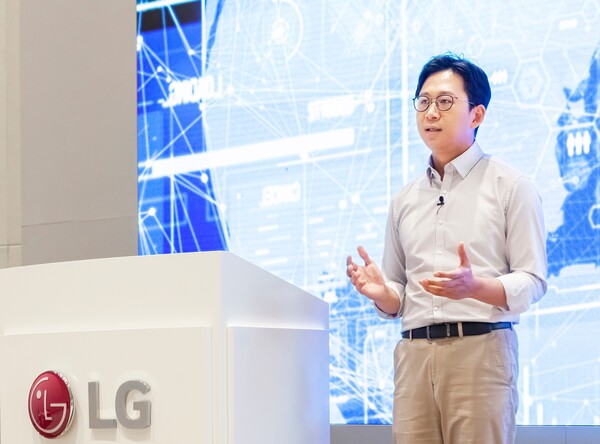 배경훈 LG AI연구원장이 17일 비대면 방식으로 진행된 'AI토크콘서트'에서 발표하고 있다. ⓒ LG