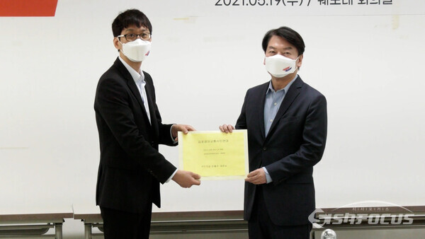 안철수 국민의당 대표가 19일 서형배 김포검단교통시민연대 비대위 공동위원장으로부터  GTX-D 노선 등 김포 교통 문제가 담긴 '건의서'를  전달받고 있다.  사진 / 이강산 기자