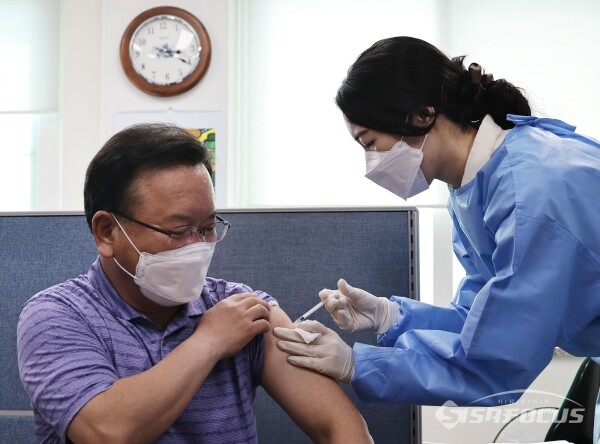 김부겸 신임 국무총리가 14일 오후 서울 종로구 종로구보건소에서 신종 코로나바이러스 감염증(코로나19) 아스트라제제카(AZ)백신을 접종받고 있다 / ⓒ시사포커스DB