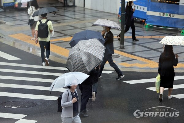 시민들이 우산을 쓴 채 걸어가고 있다. [사진 /오훈 기자]