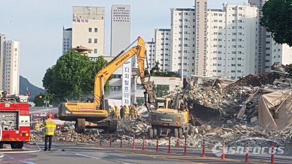 9일 광주 동구 학동 소재의 5층 건물이 철거작업중 붕괴되어 소방당국이 현장을 정리하고 있다. (사진. 박영용 기자)