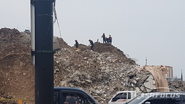 9일 광주 동구 학동 소재의 5층 건물 붕괴현장에서 수습하고 있는 관계자들 (사진 / 박영용 기자)