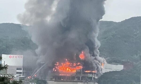 온라인 커뮤니티에 올라온 쿠팡 덕평물류센터 화재 장면 ⓒ온라인 커뮤니티