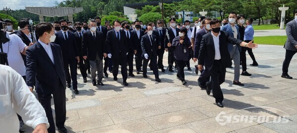 윤석열 전 검찰총장이 17일 광주 5.18민주묘지 참배를 하기 위해 걸어들어가고 있다.(사진 / 박영용 기자)