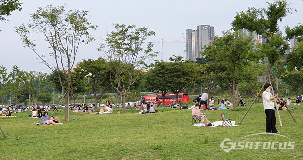 초가을 날씨의 8월 마지막 휴일을 맞아 한강공원으로 많은 시민들이 나와 잔디밭에서 가족단위로 휴식을 취하고있다.  사진/강종민 기자