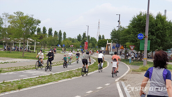 자전거 도로도 가족 단위 자전거 라이딩하는 시민들로 붐비는 모습이다.   사진/강종민 기자