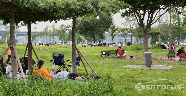 휴일인 29일 반포 한강공원을 찾은 시민들이 나무 그늘 아래에서 휴식을 취하고 있다.  사진/강종민 기자