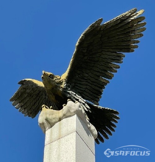 연세대 상징인 독수리 동상. 사진/고병호 기자
