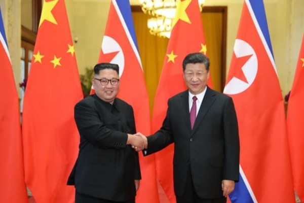 김정은 북한 국무위원장이 2019년 6월19일 중국 베이징에서 시진핑 국가주석과 악수하고 있다./ⓒ뉴시스