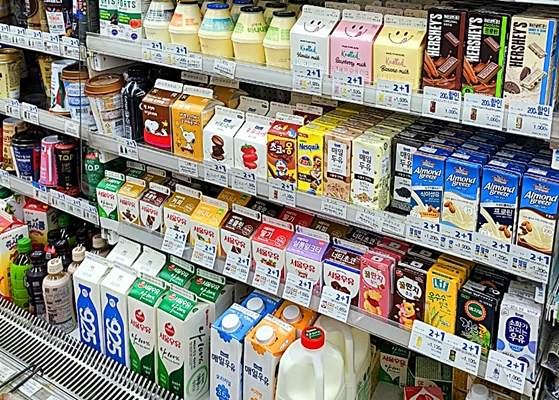 우유제조 기업들이 모두 가격인상을 단행했고 이 달중 평균 5%대로 인상된다. 한 편의점 우유 매대 사진 (사진 / 강민 기자)