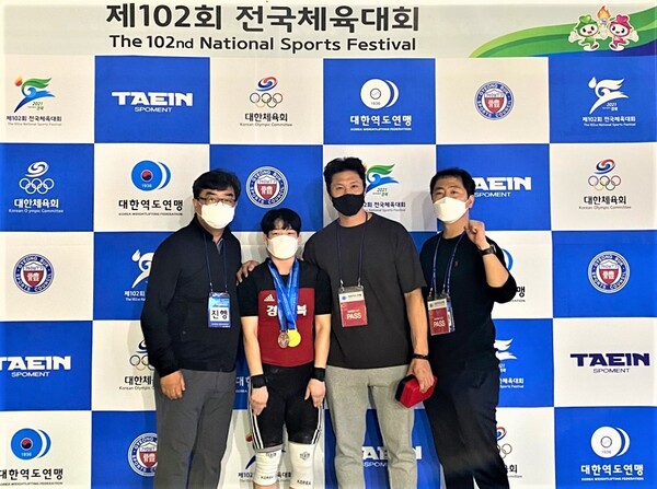 8일 경북교육청 선수단 경북체고 3학년 김가영 선수가 대회 첫 금메달 획득과 동시에 2관왕(용상, 합계)을 달성하고 기념 촬영을 하고 있다.사진/경북교육청