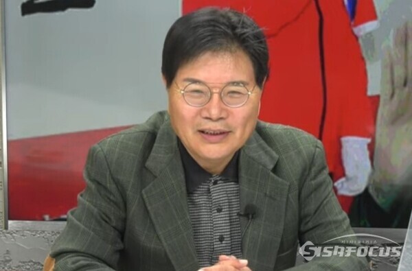 친박신당 홍문종 대표가 21일 시사포커스TV에 출연하여 인터뷰를 하고 있다. 사진 / 시사포커스TV