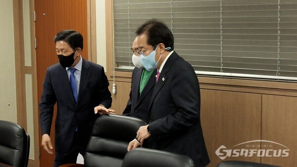 국민의힘 홍준표 대선 예비후보가 26일 오후 서울 종로구 대학로에 있는 한국교회총연합회를 방문해 한교총 관계자의 안내를 받아 자리에 앉으려 하고 있다. 사진 / 권민구 기자