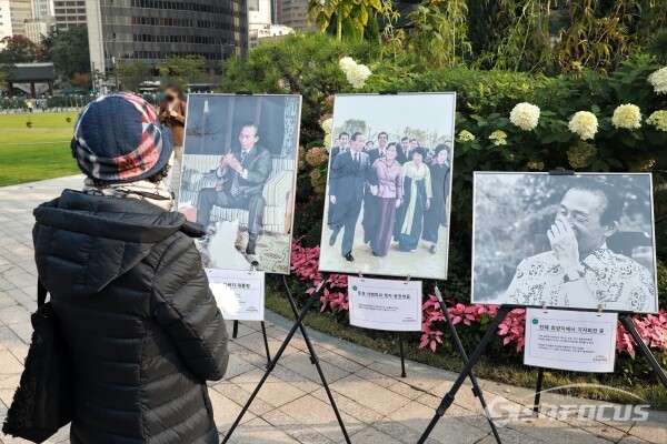 서울광장에 추모 분향소에 시민들이 찾아 추모하고 있다. [사진 / 오훈 기자]