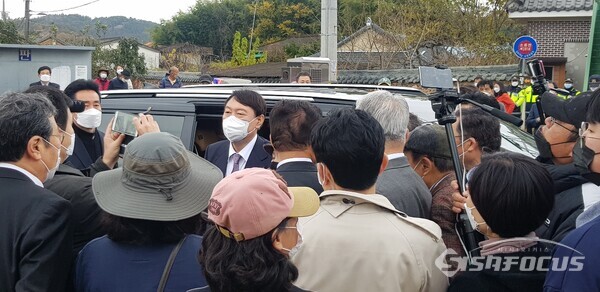 국민의힘 윤석열 후보가 전남 화순군 도곡면 소재 고홍남순 변호사 생가에 도착해 차에서 내리고 있다. (사진 / 박영용 기자)