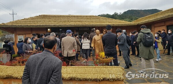 국민의힘 윤석열 후보가 전남 화순군 도곡면 소재 고 홍남순 변호사 생가를 방문해 둘러보고 있다. (사진 / 박영용 기자)