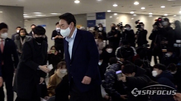 국민의힘 윤석열 대선 후보가 당내 경선에서 경쟁했던 후보들과 오찬을 위해 23일 서울 여의도 한 식당으로 들어가고 있다.