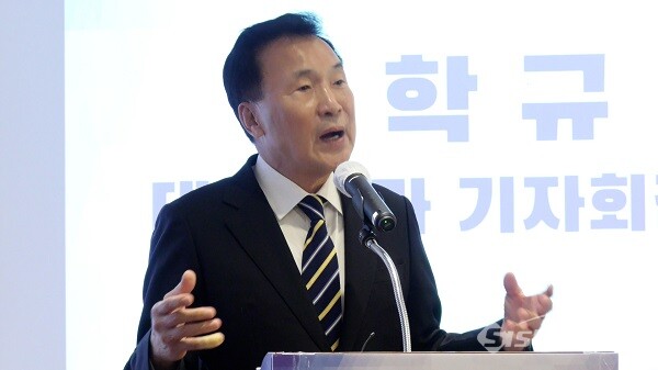 손학규 전 바른미래당 대표가 29일 오후 서울 여의도 한 카페에서 기자회견을 열고 