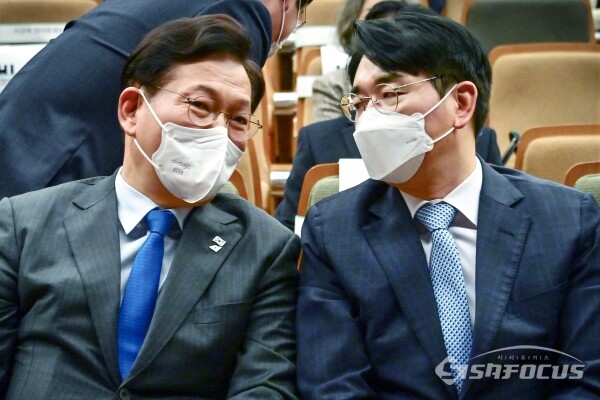 송영길 대표와 박용진 의원이 대화를 하고 있다.