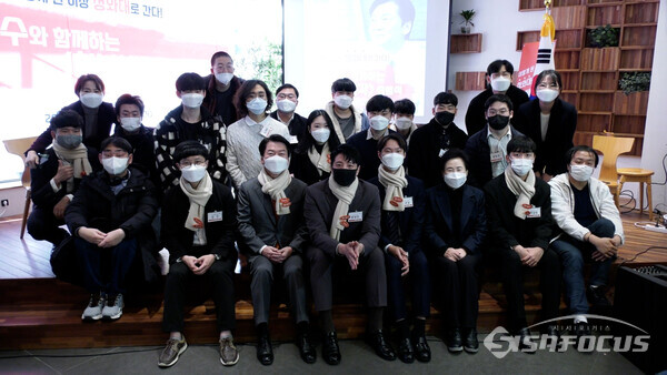 ​국민의당 안철수 대선후보가 5일 여의도 한 카페에서 청년내각 출범식에서 참석자들과 기념촬영을 하고 있다. 사진/이강산 기자