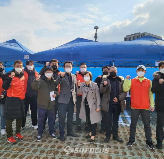 강성민 의원(더불어민주당,이도2동 을)이 바자회에 참석해 물품을 구입하고 기념사진을 찍고 있다./김종필 기자