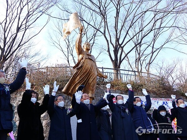 서대문독립공원에서 유관순 열사의 동상 제막 후 참석자들이 만세 삼창을 하고 있다.  사진/ 유우상 기자