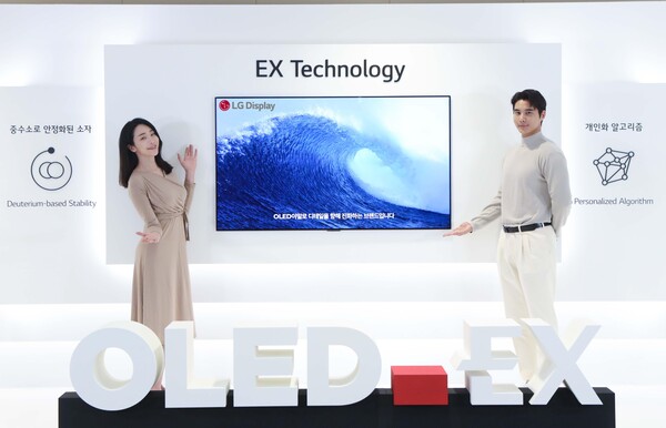 LG디스플레이 모델이 차세대 TV 패널 'OLED.EX'를 소개하고 있다. ⓒLG디스플레이