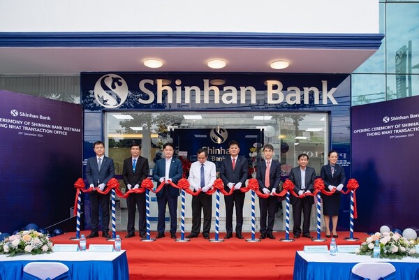 지난 29일 베트남 동나이성 비엔화시 소재 신한베트남은행 통녓지점에서 열린 개점식에서 관계자들이 기념 촬영을 하고 있다. ⓒ신한은행