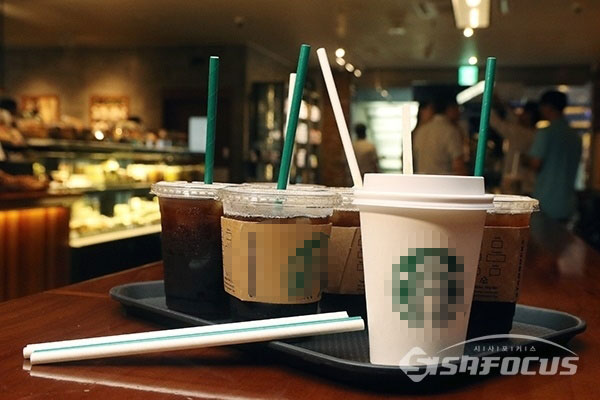 환경부가 4월 부터 카페 등에서 1회용품 사용을 다시 제한하고 11월 24일 부터 체육시설에서 플라스틱 응원용품 사용을 금지한다. 체육시설에서 콘서트를 할 경우 1회용 응원용품 사용도 제한 될 것으로 보인다. ⓒ시사포커스 DB