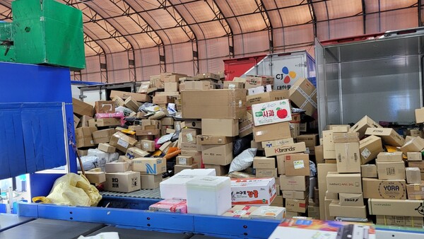 CJ대한통운 경기광주SUB 터미널에 배송 되지 않은 택배가 켜켜이 쌓여 있다. ⓒ소상공인연합회