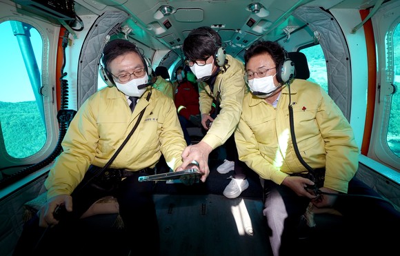 14일 최병암 산림청장(왼쪽)이 이철우 경북도지사와 함께  안동지역 재선충병 방제 추진상황을 보고받고, 산림청 헬기를 이용해 항공 시찰을 하고 있다. 사진/경북도