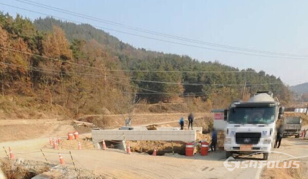 경북도가 기존의 멀쩡한 교량을 철거하고 대형차량의 통행이 가능하도록 큰 교량으로 교체하고 있다. 사진/ 김영삼 기자