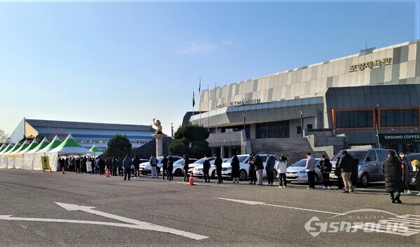 시민들이 포항체육관 호돌이탑 앞에 설치된 임시 선별진료소에서 검사를 받기 위해 긴 줄을 서서 기다리고 있다. 사진/김영삼 기자