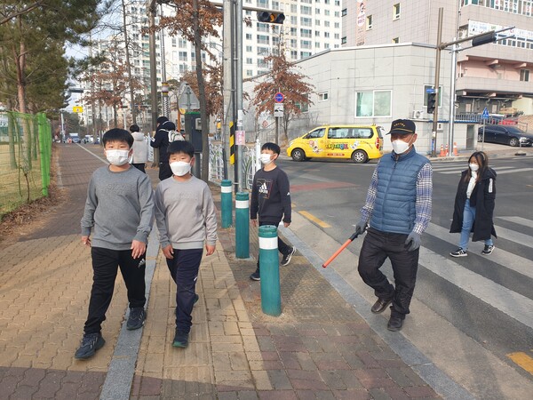 배움터지킴이 자원봉사자들이 학생들의 안전한 등하교를 지도하고 있다. 사진/경북교육청