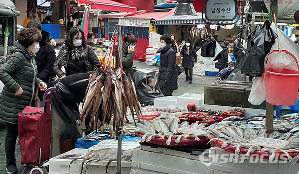 지난 설 명절 제수용 생선이 진열되어 있는 가게에서 제수용품을 구입하는 모습. 사진/강종민 기자