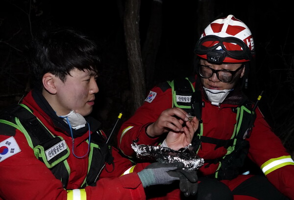 산불진화대원들이 김밥으로 허기를 달래고 있다. 사진/산림청