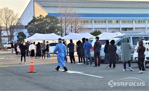 포항 시민들이 선별진료소에서 검사를 위해 긴 줄을 서서 기다리고 있다. 사진/김영삼 기자