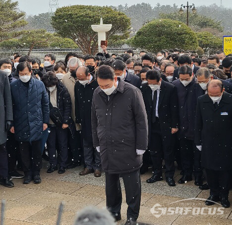 국민의힘 윤석열 대통령 후보가 광주 5.18민주 묘지에서 참배하고 있다. (사진 / 박영용 기자)