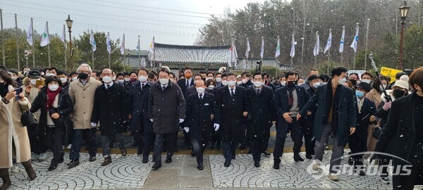 국민의힘 윤석열 대통령 후보가 광주 국립 5.18민주 묘지 참배를 위해 관계자들과 함께 걸어오고 있다. (사진 / 박영용 기자)
