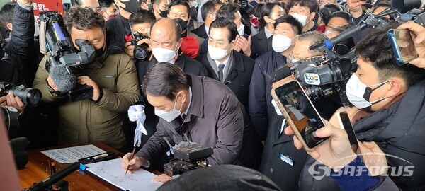 국민의힘 윤석열 대통령 후보가 광주 국립 5.18민주 묘지 참배하기 전 방명록을 작성하고 있다. (사진 / 박영용 기자)
