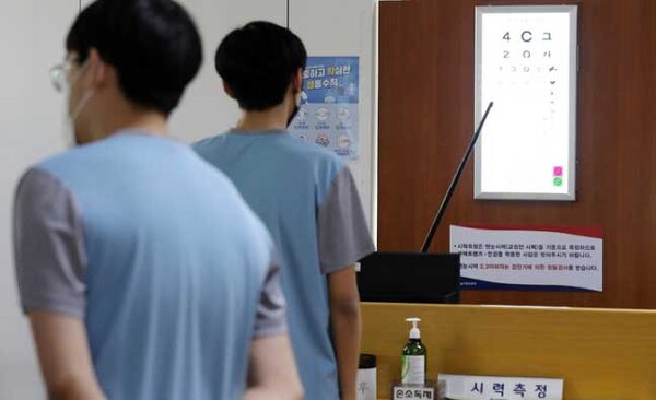 2022년도 첫 병역판정검사가 실시된 7일 오전 서울 영등포구 서울지방병무청에서 검사 대상자들이 시력 검사를 하고 있다 / ⓒ뉴시스