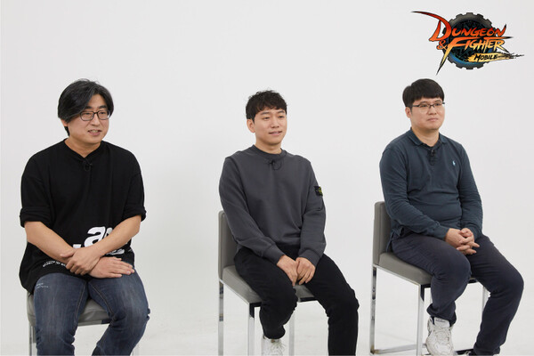네오플에서 던전앤파이터 모바일을 개발하고 있는 개발진이 유튜브에서 소통 방송을 진행하고 있다. 왼쪽부터 옥성태 실장, 윤명진 총괄 디렉터, 이원만 실장. ⓒ넥슨