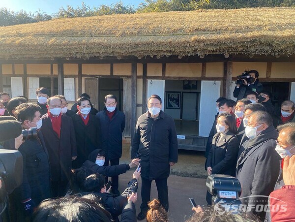 국민의힘 윤석열 후보가 故김대중 대통령 생가를 방문해 분향 후 기자들의 질문에 답하고 있다. (사진 / 박영용 기자)