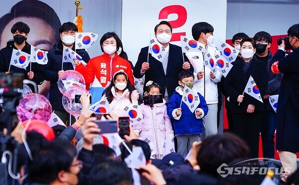 윤석열 후보가 윤주경 의원, 김영 특보, 어린이들과 만세삼창을 하고 있다.  사진/유우상 기자